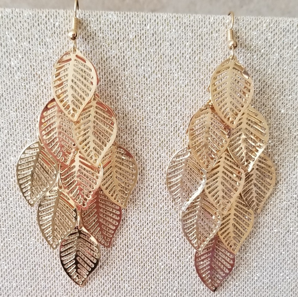 Gold leaf earrings 💖